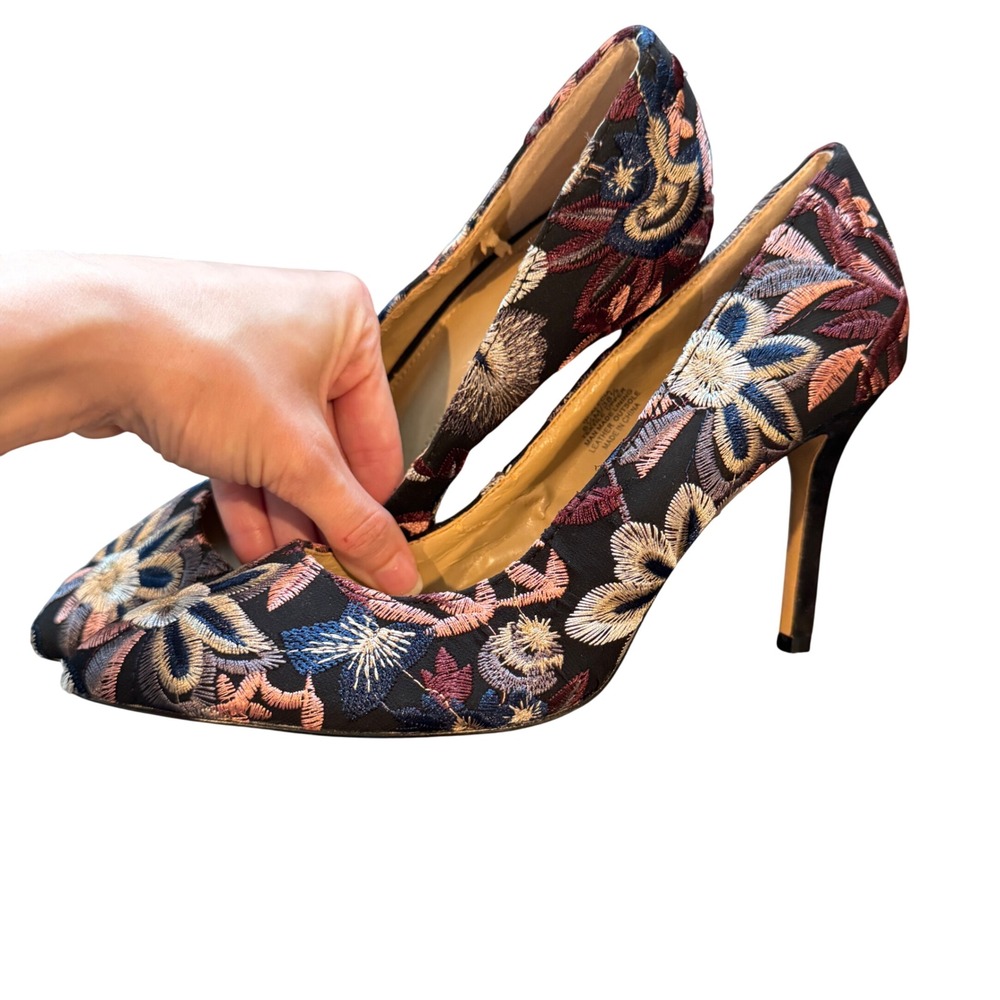 G.I.L.I. Got It Love It Floral Embroidered Pointed Toe Pumps Black Multi 8.5M - Picture 3 of 8